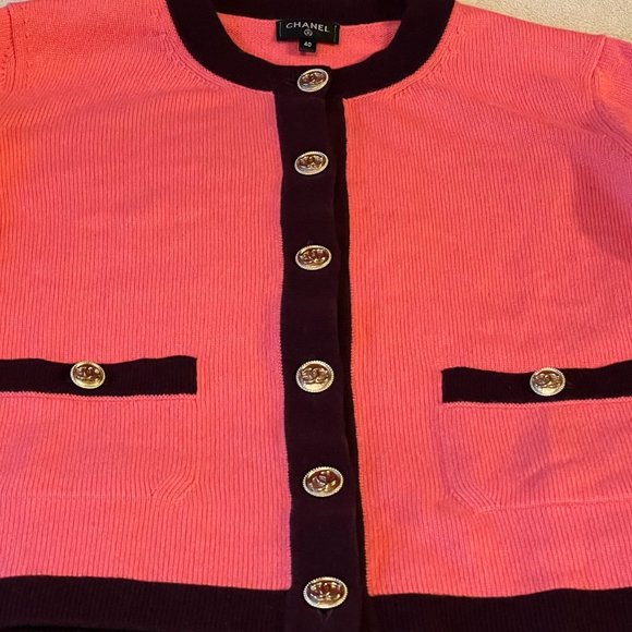 ❌SOLD❌ CHANEL 100% Cashmere Two-Tone CC Button Cardigan (fits S/M) - Picture 3 of 15